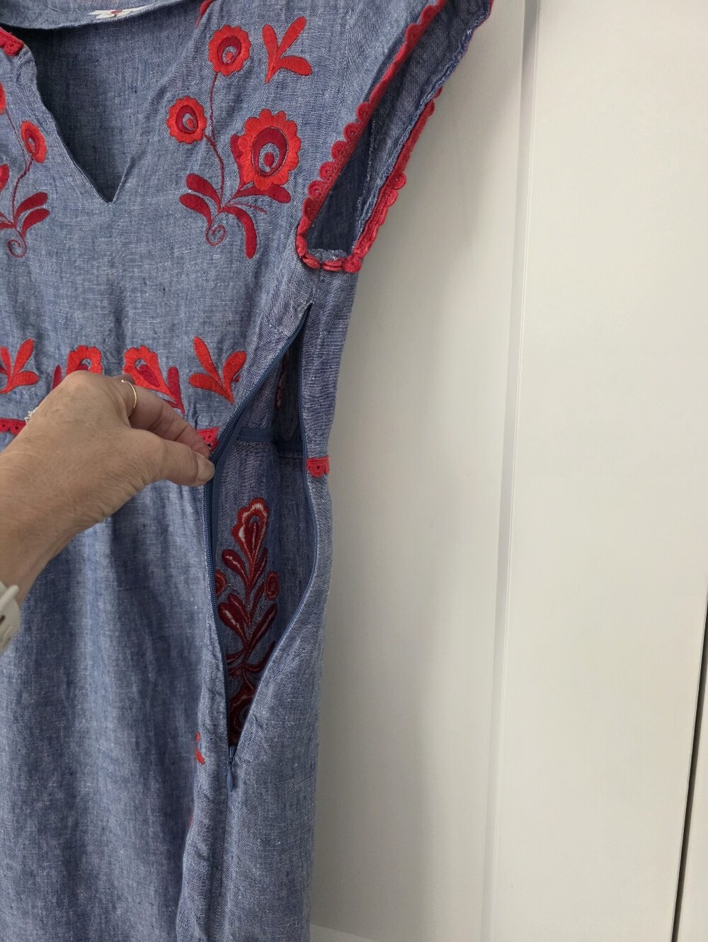 Boden Chambrey Linen Blue Embroidered Shift Dress with Red Floral Accents US 4 - Picture 4 of 16